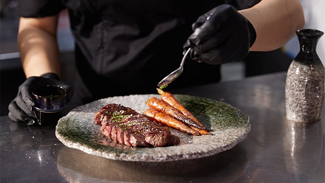 man plating protien food