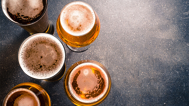 上から見た複数のビールグラス